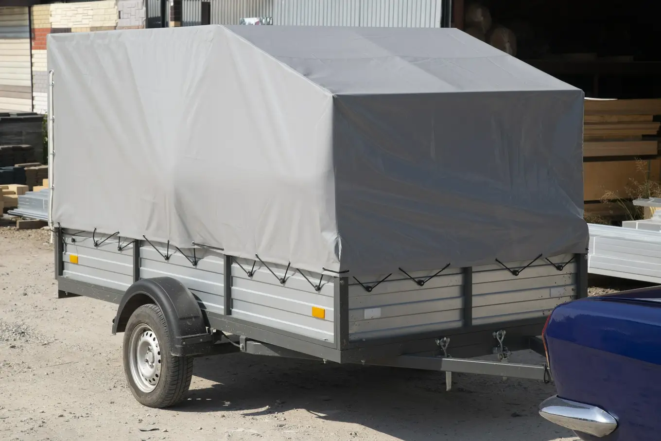 przyczepka przykryta plandeką